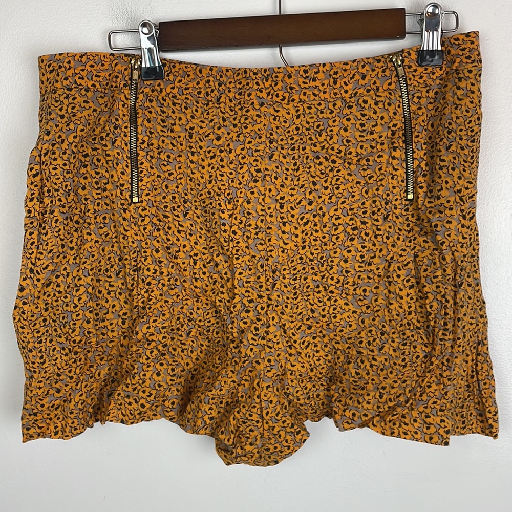 NWT Top Shop Dress Shorts front pockets Front zipper on sides Yellow flowers 12